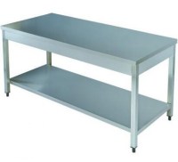 Paslanmaz krom çelikten imal edilmiş, 60 cm kare üst tablalı endüstriyel çalışma masası. Dört adet yüksekliği ayarlanabilir rotil ayaklı, satine yüzeyli, hijyenik ve dayanıklı profesyonel mutfak hazırlık masası tasarımı görünümü.