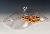 S formunda estetik tasarıma sahip, şeffaf/parlak akrilik kurabiye servis tepsisi. 44 cm boyunda, 16 cm yüksekliğinde modern sunum standı. Pastane ürünleri ve tatlı servisleri için kullanılan dekoratif ve kaliteli akrilik tepsi modeli.