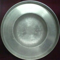 58 cm çapında dövme alüminyum malzemeden üretilmiş profesyonel midye kızartma tavası. Ortası çukur, kenarları geniş ve düz tasarımlı, sanayi tipi mutfaklara uygun dayanıklı alüminyum midye tepsisi modeli.