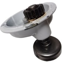 Kitchenaid mikserlerde yoğurma paleti ve çırpma telinin takıldığı bu şanzıman kapağı; Artisan, Classic, KSM150 ve K45 modelleriyle tam uyumludur. Dayanıklı yapısıyla aparatların miksere güvenle bağlanmasını sağlar, cihazınızın servis ömrünü belirgince uz