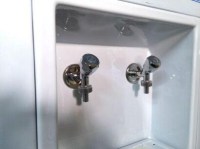 Zemin ne kadar bozuk olursa olsun, ayarlanabilir rotil ayak sistemi ile montajı saniyeler içinde tamamlayın. 220 Volt standart elektrikle çalışan bu cihaz, ISO 9001 ve CE belgeleriyle tam güven verir. #YerliÜretim #SuSoğutucu