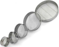 Profesyonel mutfaklar için üretilen hamur işi hazırlık eleği, unun oksijenle temasını artırarak kek ve ekmeklerin daha iyi kabarmasını sağlar. Paslanmaz çelikten imal edilen 20 cmlik bu kalbur, aşınmaya karşı dirençlidir ve kolayca temizlenebilir.