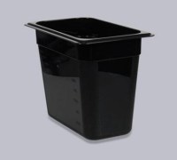 Siyah renkli, dayanıklı polikarbonat plastik zeytin küveti GN 1/4-150mm modelinin 4 litrelik geniş iç hacmi ve şık tasarımıyla şarküteri reyonlarında zeytin ve meze teşhiri için kullanımı. Hijyenik ve kolay temizlenebilir yapıda plastik kap.