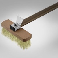 0.200 kg ağırlığı ile son derece hafiftir. 16x4.5 cm fırça alanı sayesinde geniş yüzeyleri hızla süpürür. Sert pirinç kılları, fırın tabanına yapışmış zorlu kalıntıları zemini yıpratmadan kolayca temizler.