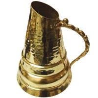 Gemini şunu dedi: Osmanlı geleneğini yansıtan bakır şerbet güğümü; el işçiliği motifleri ve pirinç musluğuyla otellere, restoranlara otantik bir şıklık katar. Kalaylı iç yapısıyla hijyenik, dövme bakır gövdesiyle dayanıklıdır. Şerbet sunumlarınızda nosta