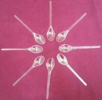 Şeffaf plastikten bardakta tane mısır kaşığını tane mısır satıcıları karton bardaklarla birlikte müşterilerinin tane mısır yemesi için kullanırlar.Bardakta tane mısır kaşığı satışı haricinde plastik tatlı kaşığı modelleri kırmızı mavi sarı yeşil kahveren