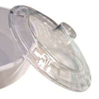 Kırılmaya dayanıklı sert plastik malzemeden imal edilmiş, pürüzsüz yüzeyli ve parlak bitişli, mutfak sunumlarında estetik bütünlük sağlayan 12 cm çapında şeffaf şekerlik kapak detayı.