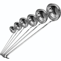 Restoranlarda, fabrika askeriye yemekhanelerinde kullanılan çorba, sulu yemek, hoşaf kepçesidir