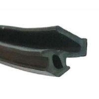 25 metre uzunluğunda siyah PVC pencere kanat fitili. Geçmeli kanal yapısı sayesinde kolay montaj imkanı sunan, rulo halinde yüksek kaliteli plastik conta profili. Pimapen ve PVC kapı yalıtımı için dayanıklı yedek parça görseli. #pencerefitili #yalıtım