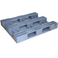 Endüstriyel depolama için kullanılan, 3 kızaklı, delikli, 110x130 cm plastik raf paleti.