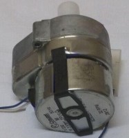 Ayran Karıştırma Redüktörü:Karıştırıcı Şerbetlik Motorları Köpüklü Ayran Motorları Ayran Karıştırma Redüktörleri bölümündeki bu redüktörlü ayran karıştırma motoru 19 litrelik Teknoçelik Hosk yuvarlak kavanozlu ayran soğutma makinalarının orijinal Hosk ay