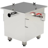 45x40x45 cm boyutlarında, AISI 304 kalite paslanmaz çelikten üretilmiş tezgah altı restoran tipi yağ tutucu. Üst kapağı sızdırmaz contalı, yağ alma vanalı ve içinde katı atıkları süzen sabit sepeti bulunan profesyonel mutfak tesisat ekipmanı.