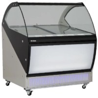 105,5x111,5x121 cm ölçülerinde, 10 dondurma küvetli, kavisli temperli camlı Roma dondurma vitrini. Alt kısmında ışıklı markalama alanı bulunan, iç LED aydınlatmalı ve dijital termometreli profesyonel beyaz dondurma teşhir dolabı.