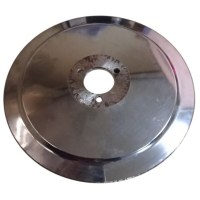 Endüstriyel mutfaklar için paslanmaz çelik salam ve şarküteri dilimleme makinesi bıçağı. Üç vida delikli, orta göbek boşluklu, keskin kenarlı profesyonel yedek parça. Hassas dilimleme ve uzun süreli keskinlik için özel olarak taşlanmıştır.