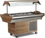 210x89x87/137 cm ölçülerinde, 6 adet gastronorm kaplı, üstten aydınlatmalı, paslanmaz çelik havuzlu ve 4 tekerlekli profesyonel soğutmalı salata servis arabası. Açık büfeler için modern ve mobil soğuk teşhir ünitesi.