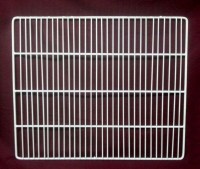 Sanayi tipi buzdolabı rafı. 58x70 cm boyutlarında, beyaz plastifiye kaplamalı tel raf. Kasap dolabı, sütlük reyonu, tezgahlı buzdolabı ve derin dondurucu uyumlu istifleme rafı. #MutfakEkipmanları #YedekParça #BuzdolabıRafı Özel Üretim