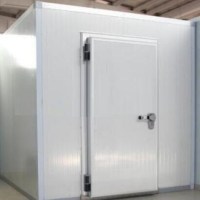 Beyaz izolasyon panelli, 90x190 cm çarpma kapılı sanayi tipi buzhane görseli. Endüstriyel mutfaklar için 16.1 metreküp hacimli, dijital kontrol panelli soğuk hava deposu ve 1.5 HP gücünde dış ünite grubu. Profesyonel gıda koruma ve saklama ünitesi.