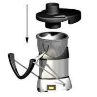 Santos N50 katı meyve sıkacağı orijinal kapak kilitleme kolu; üst kapak, sıkma tası ve gövdeyi sarsıntısız bir şekilde birbirine kenetler. Yüksek devirde güvenli çalışma sağlayan bu dayanıklı parça, profesyonel mutfaklarda makine ömrünü uzatan kritik aks