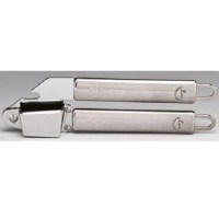 Kaliteli malzemeden üretilen manuel sarımsak ezici, mutfakta profesyonel sonuçlar almanızı sağlar. Güçlü pres mekanizması sayesinde sarımsakları israf etmeden ezer. Temizliği kolay, kullanımı pratiktir. Restoran, kafe ve ev tipi mutfaklar için uygundur.