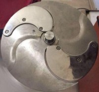 Empero sebze doğrama diskleri ile mutfakta hız kazanın! 6 mm kesme bıçağının yanı sıra; 1-2 mm lahana ve soğan, 3-6 mm marul ve domates, 7-10 mm pırasa ve kereviz dilimleme bıçaklarımız mevcuttur. Havuç ve turp rendesi için orijinal Empero çözümleri bura