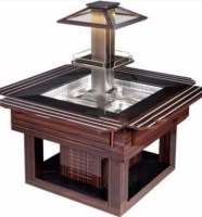 Üstü gri granit tablalı, yanları koyu ahşap kaplamalı kare tip soğutmalı açık büfe teşhir dolabı. 120x120 cm ebatlarında, 4 adet gastronomi küvet yeri bulunan, LED aydınlatmalı ve cam üst siperlikli modern soğuk servis ünitesi.