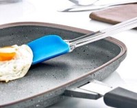 Hem evlerde hem de kafe ve restoranlarda yumurta pişirilmesinde, servisinde kullanılan silikon spatuladır