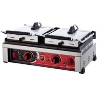 Sanayi tipi paslanmaz çelik gövdeli, çift kapaklı ve yarı oluklu döküm yüzeye sahip profesyonel tost makinesi. Ön panelde termostat kontrolü, açma kapama anahtarı ve ergonomik siyah plastik sap detayları ile 62 cm genişliğinde mutfak ekipmanı.