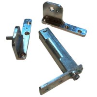 Sağ taraftaki buzdolabı kapılarına uygun, metalik gri kaplamalı, kendiliğinden kapanma sağlayan yaylı mekanizmaya sahip profesyonel sanayi tipi buzdolabı menteşesi. Bar ve tezgah tipi dolaplar için otomatik kapanan sağlam endüstriyel kapı menteşesi parça