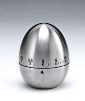 Parlak çelik gövdeli, üzerinde 0'dan 60'a kadar dakika göstergeleri bulunan yuvarlak tasarımlı mutfak zaman zili. Profesyonel pişirme süreçleri için tasarlanmış, şık ve dayanıklı metalik görünümlü mekanik zamanlayıcı alarm saati.