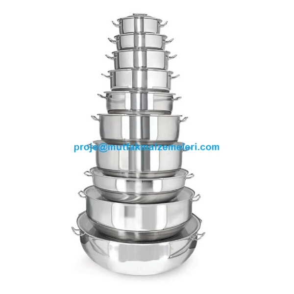 Komple paslanmaz çelikten üretilen 80-90 kişilik helvane tenceresi, pres baskılı hijyenik tasarımı ve sağlam taşıma kulplarıyla profesyonellerin tercihi. 15 yıl yedek parça garantisi ve taban tamiri desteğiyle uzun ömürlü kullanım sunar.